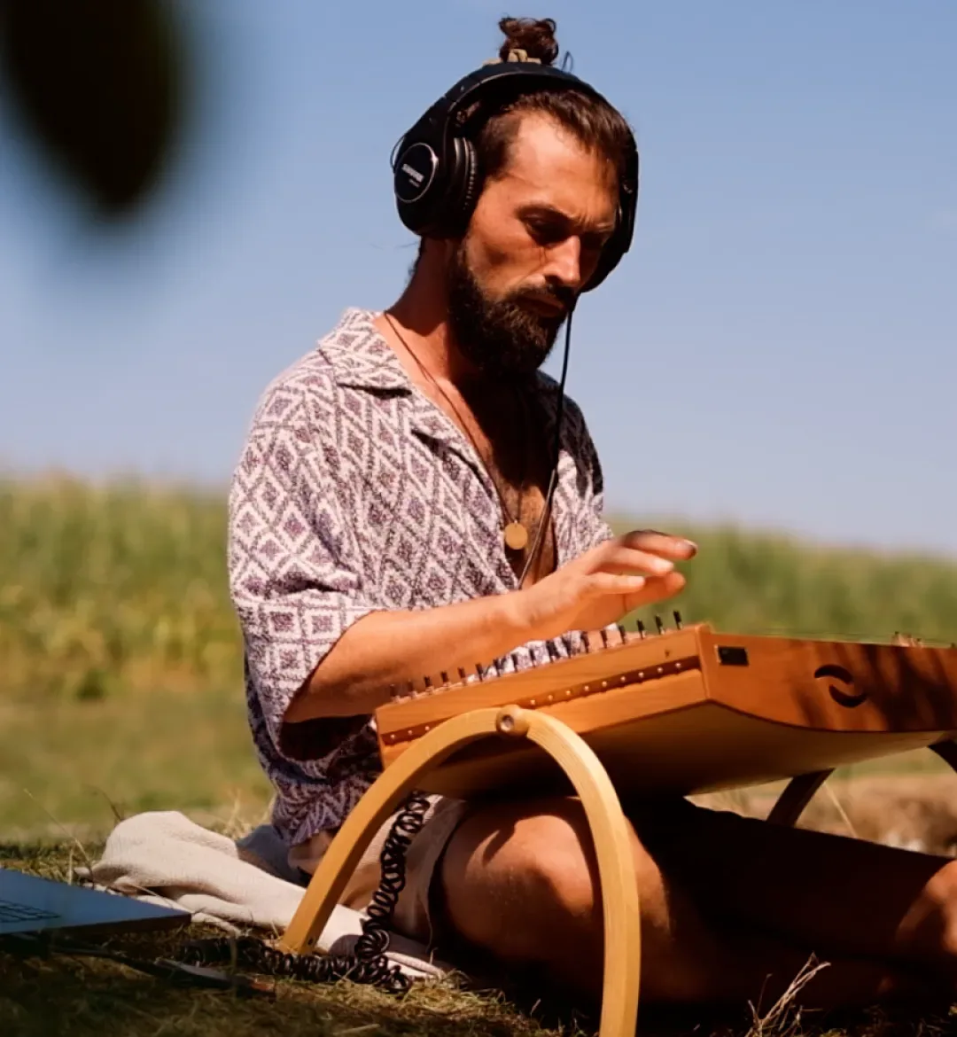 Oskabya and feeltone, Simon with the monochord in a field
